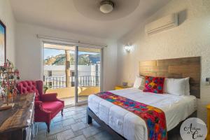 ein Hotelzimmer mit einem Bett und einem Balkon in der Unterkunft Antigua de Cabo in Cabo San Lucas