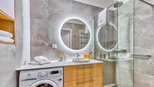 ニエホジェにあるRezydencja Niechorze 310 z Widokiem na MORZE i przy PLAŻY - 5D Apartamentyのバスルーム(洗濯機、鏡付) +18枚の写真