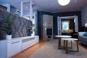 sala de estar con sofá y mesa en Villa Ylämylly en Joensuu