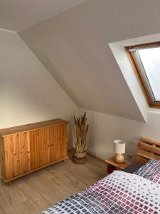 a bedroom with a bed and a window at Ferienwohnung Schreiter in Arnsfeld