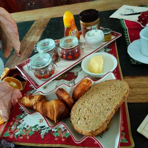 een bord brood en gebak op een tafel bij Le val du vieux chêne in Walcourt