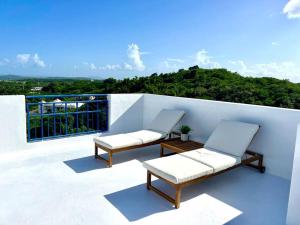 2 sedie e un tavolo sul balcone di Private Penthouse Paradise a Ceiba