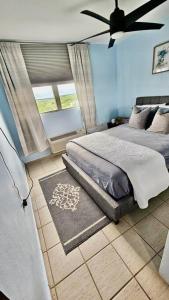 Postel nebo postele na pokoji v ubytování Private Penthouse Paradise