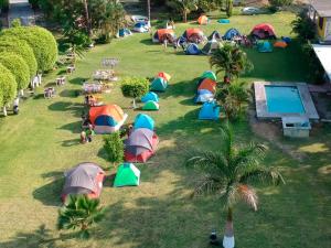 uma vista aérea de um grupo de tendas num campo em Villas El Paraiso em Tlaquiltenango