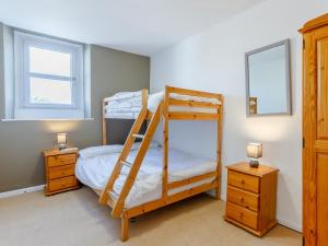 מיטה או מיטות קומותיים בחדר ב-2 Bed in Penrith 78744