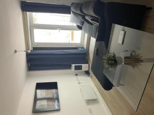 um quarto com uma janela e uma cama em 133 Cornwall Road n15 5ax em Londres