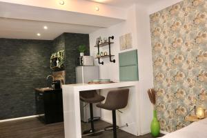 a kitchen with a bar in the corner of a room at Philux City Apartment in Vienna