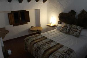 MuresにあるCortijo Wenceslao IIのベッドルーム1室(ベッド1台、テーブルの上にランプ付) +37枚の写真