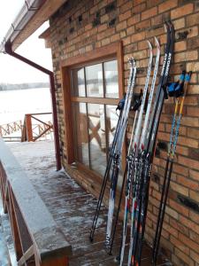 a bunch of skis leaning against a brick wall at Bareišių sodyba in Moškėnai