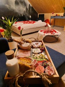 uma mesa com uma bandeja de comida num quarto em Zakątek Bór, nowoczesne domki nad rzeką em Bór