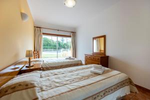 En eller flere senge i et værelse på Cardeira Holiday Apartments + 41 billeder