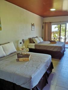 ein Hotelzimmer mit 2 Betten und einem Sofa in der Unterkunft Casa Tres Vientos in Guasculile