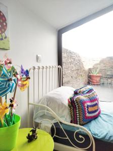 1 dormitorio con cama, mesa y ventana en Casa de abuela Maria, en Prado del Rey