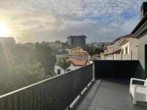 een balkon met uitzicht op een stad bij Carreira Residence in Funchal