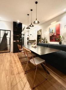 een woonkamer met een eettafel en stoelen bij 3 min walk-MEIR Cozy 3-4BR house in Antwerpen