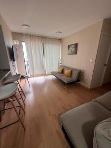sala de estar con sofá y mesa en Massimo Apartament en Lima