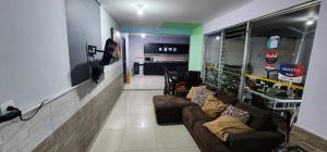 TV a/nebo společenská místnost v ubytování hotel medellin calasanz