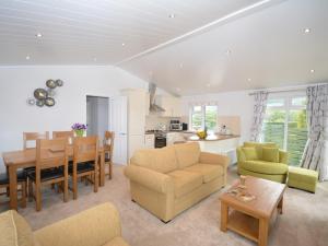 a living room with a table and a dining room at 2 Bed in Okehampton 74242 in Okehampton