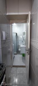 y baño con lavabo, aseo y ducha. en Ipanema Flat, en Río de Janeiro