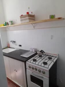Dapur atau dapur kecil di Depto Miramar