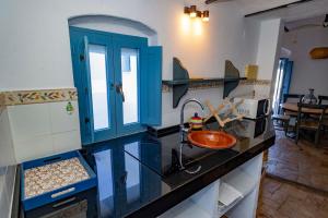 uma cozinha com um lavatório e um armário azul em GINVA - Vejer de la Frontera & Plaza de España em Vejer de la Frontera