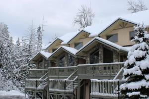 een groot huis met sneeuw op het dak bij Thunder Ridge Chalet by Fernie Lodging Company in Fernie