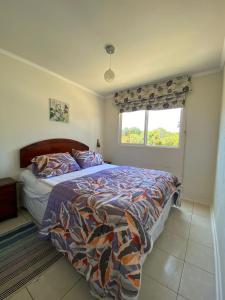 a bedroom with a bed and a window at Espectacular departamento in Algarrobo +21 photos
