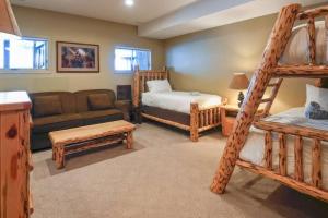 ein Wohnzimmer mit einem Sofa und einem Etagenbett in der Unterkunft Thunder Ridge Chalet by Fernie Lodging Company in Fernie