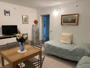 een woonkamer met een bank en een tafel bij Ca' Delle Erbe in Venetië