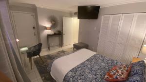 a bedroom with a bed and a desk and a chair at Fort Lauderdale Room Rental in Fort Lauderdale