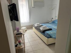 een slaapkamer met een bed en een televisie. bij Ca' Delle Erbe in Venetië
