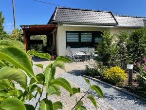 uma pequena casa com um pátio e uma mesa em Ferienhaus Amare mit eigener Terrasse, Sauna & Kamin em Bautzen