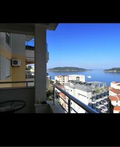 - un balcon offrant une vue sur un bâtiment dans l'établissement Belveder Montenegro, à Rafailovici