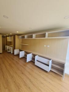 an empty office with white desks and white chairs at Increible apartamento cerca de Centro Chia y U Sabana in Chía