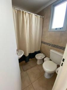 布蘭卡港的住宿－Departamento céntrico completo，一间带卫生间和水槽的小浴室