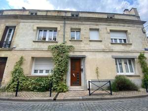 波爾多的住宿－Grand studio à Bordeaux chartrons，一座带棕色门的大型石头建筑