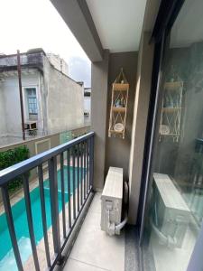 Un balcón con vista a una piscina. en SUH Lapa 05 Pool Flat, en Río de Janeiro