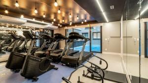Un gimnasio con filas de máquinas cardiovasculares en una habitación. en SUH Lapa 05 Pool Flat, en Río de Janeiro 23 fotos más