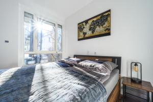 a bedroom with a large bed and a window at Top at Park, das luxuriöse Appartement mit Terrasse und Parkplatz im Zentrum von Graz in Graz