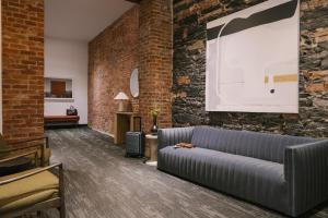 sala de estar con sofá y pared de ladrillo en Sonder Penny Lane, en Montreal