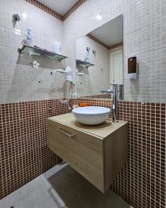 W łazience znajduje się umywalka i lustro. w obiekcie Apartamento Vilallonga w mieście Figueres