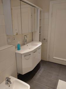Ένα μπάνιο στο Ferienwohnung Zum Backenzahn