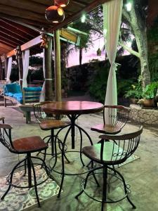 - un ensemble de tables et de chaises sur une terrasse dans l'établissement HOTEL POUSADA MACHADO, à Frutal