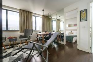 リスボンにあるModern Apartment Marquêsのデスクと椅子、ベッドルーム1室が備わります。
