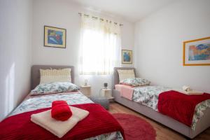 Postel nebo postele na pokoji v ubytování Apartments Sunshine with pool + 37 fotografií