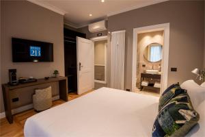 Cette chambre comprend un lit et une salle de bains. dans l'établissement Domus 213 Guest House, à Rome
