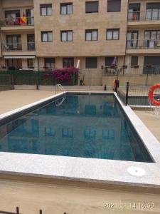 een leeg zwembad voor een gebouw bij VUT Mar de Llanes in Llanes