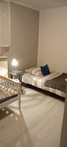 Zimmer mit 2 Betten und einem Tisch mit einer Lampe in der Unterkunft Agroturystyka U Baltazara in Duszniki-Zdrój