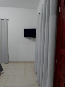 TV a/nebo společenská místnost v ubytování Onça Parda Hospedagens com Cachoeira Privativa