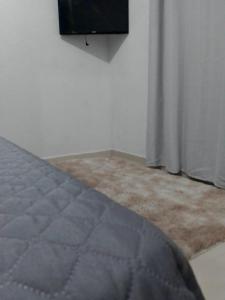 TV a/nebo společenská místnost v ubytování Onça Parda Hospedagens com Cachoeira Privativa